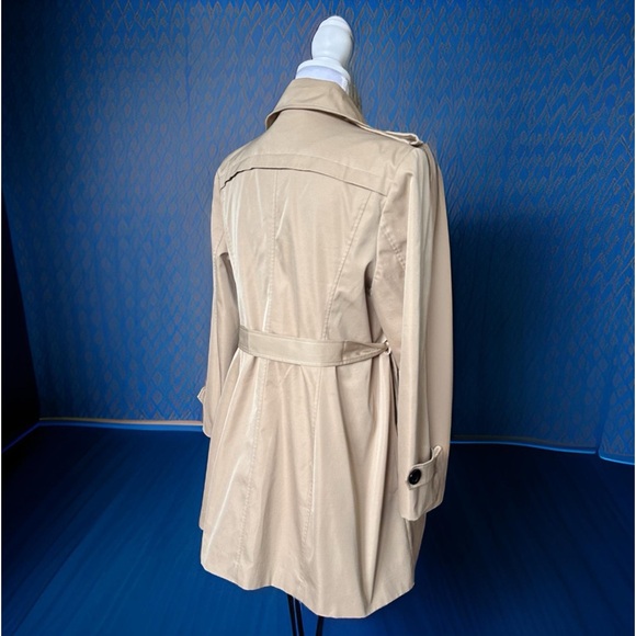 Farvalue Beige Trenchcoat, large, double breasted, buttons, knee length, belt - Picture 5 of 16